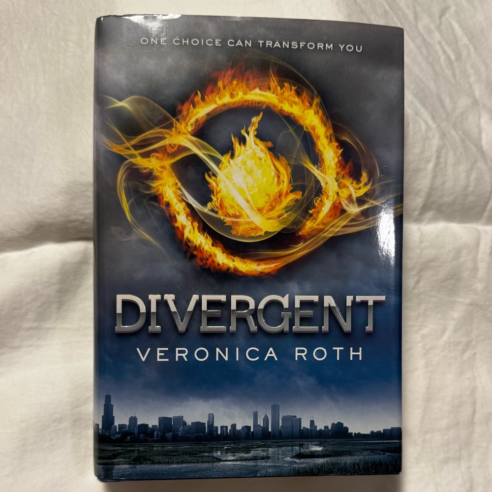 Hardcover Book: Divergent by Veronica Roth